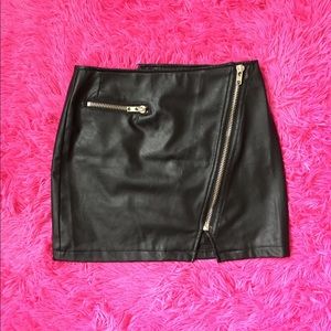 Leather skirt with zipper on the front